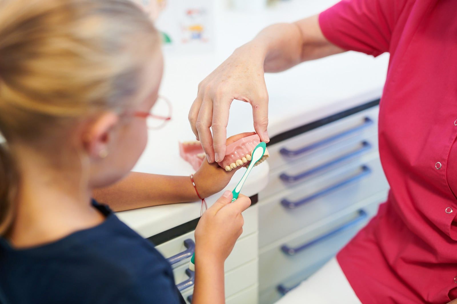 Junge Patienten werden über richtige Zahnputztechnik aufgeklärt